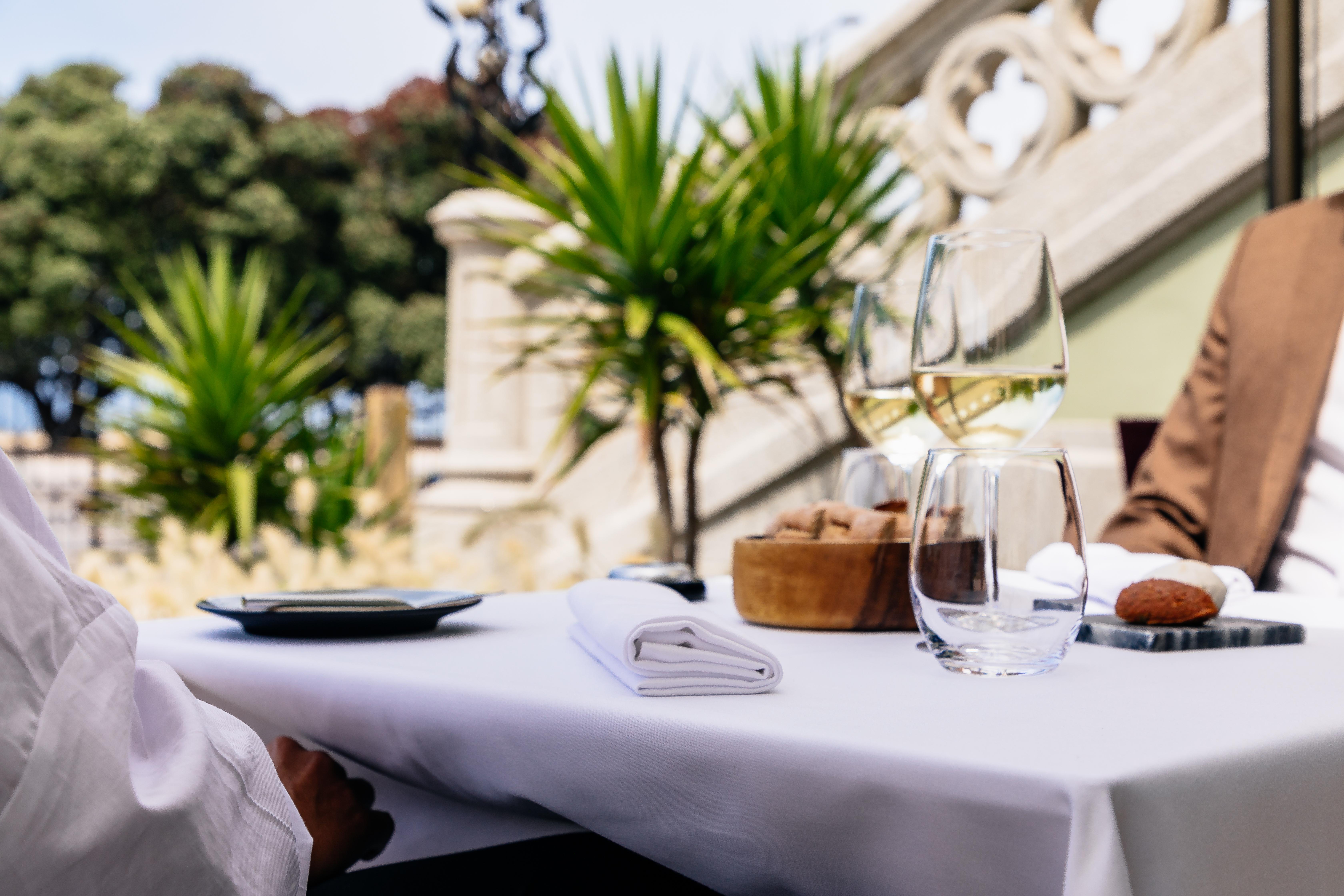 Vila Foz Hotel & Spa - Member Of Design Hotels Porto Kültér fotó A table at the restaurant