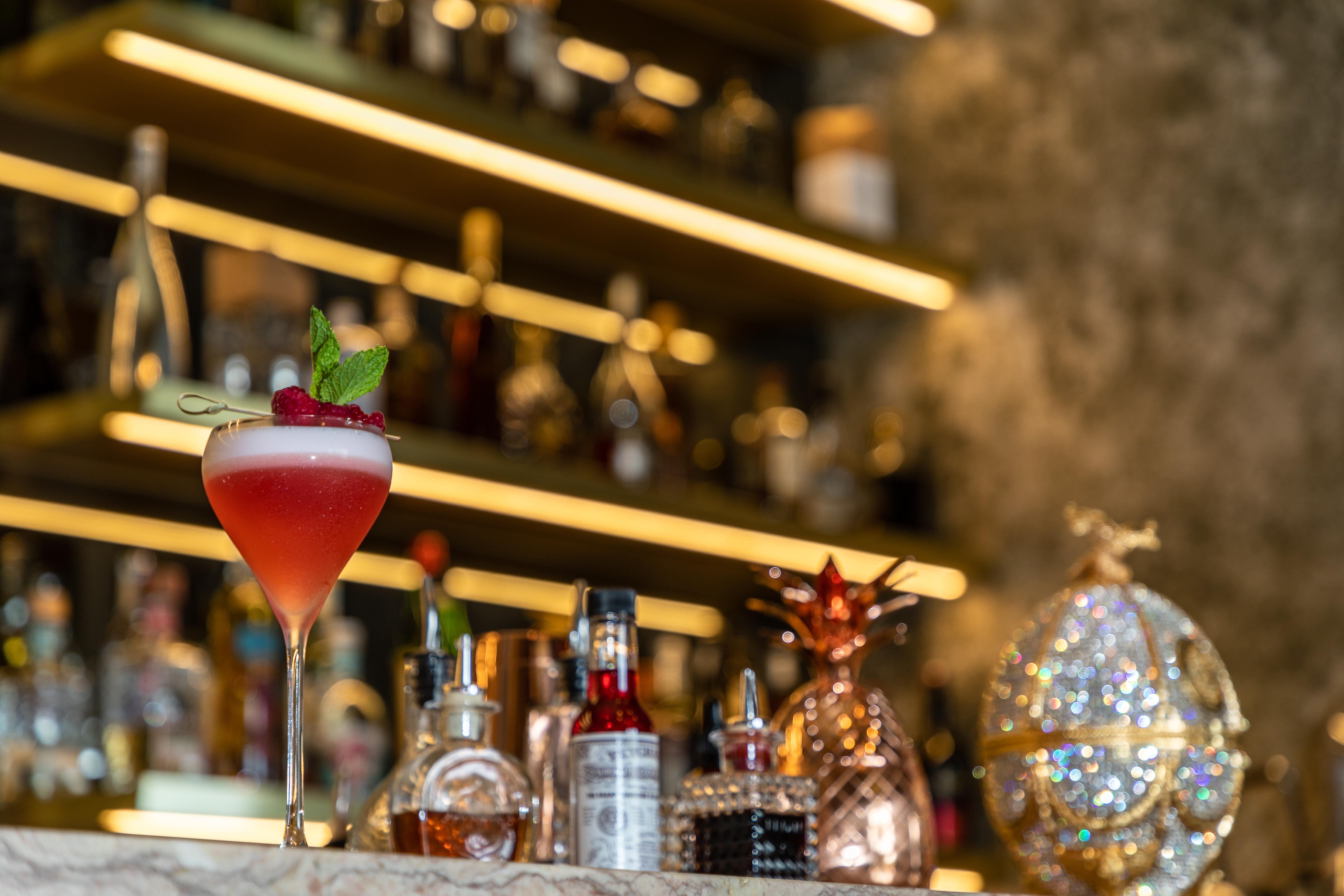 Vila Foz Hotel & Spa - Member Of Design Hotels Porto Kültér fotó A cocktail at the bar