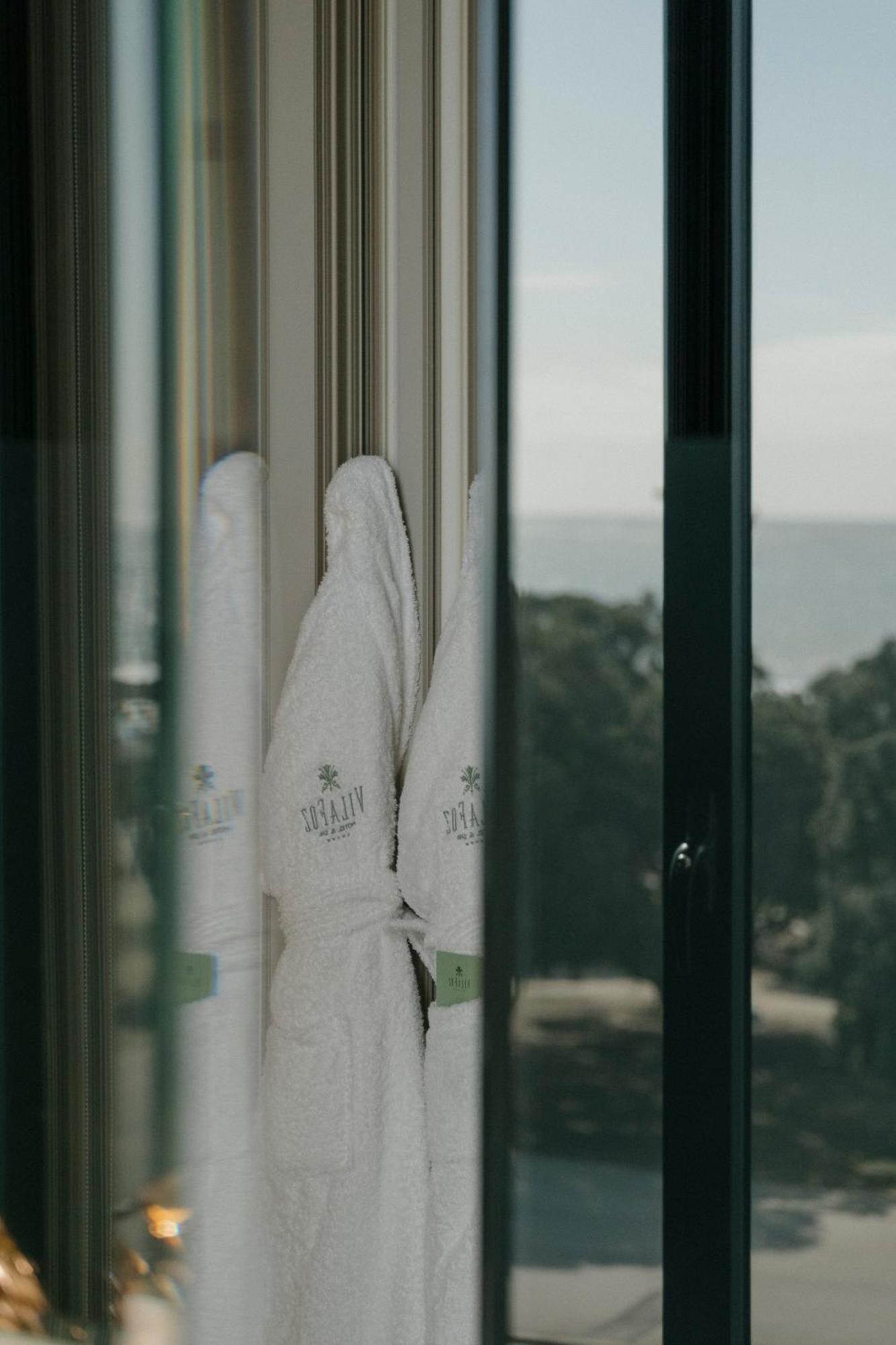 Vila Foz Hotel & Spa - Member Of Design Hotels Porto Kültér fotó Towels in a hotel room