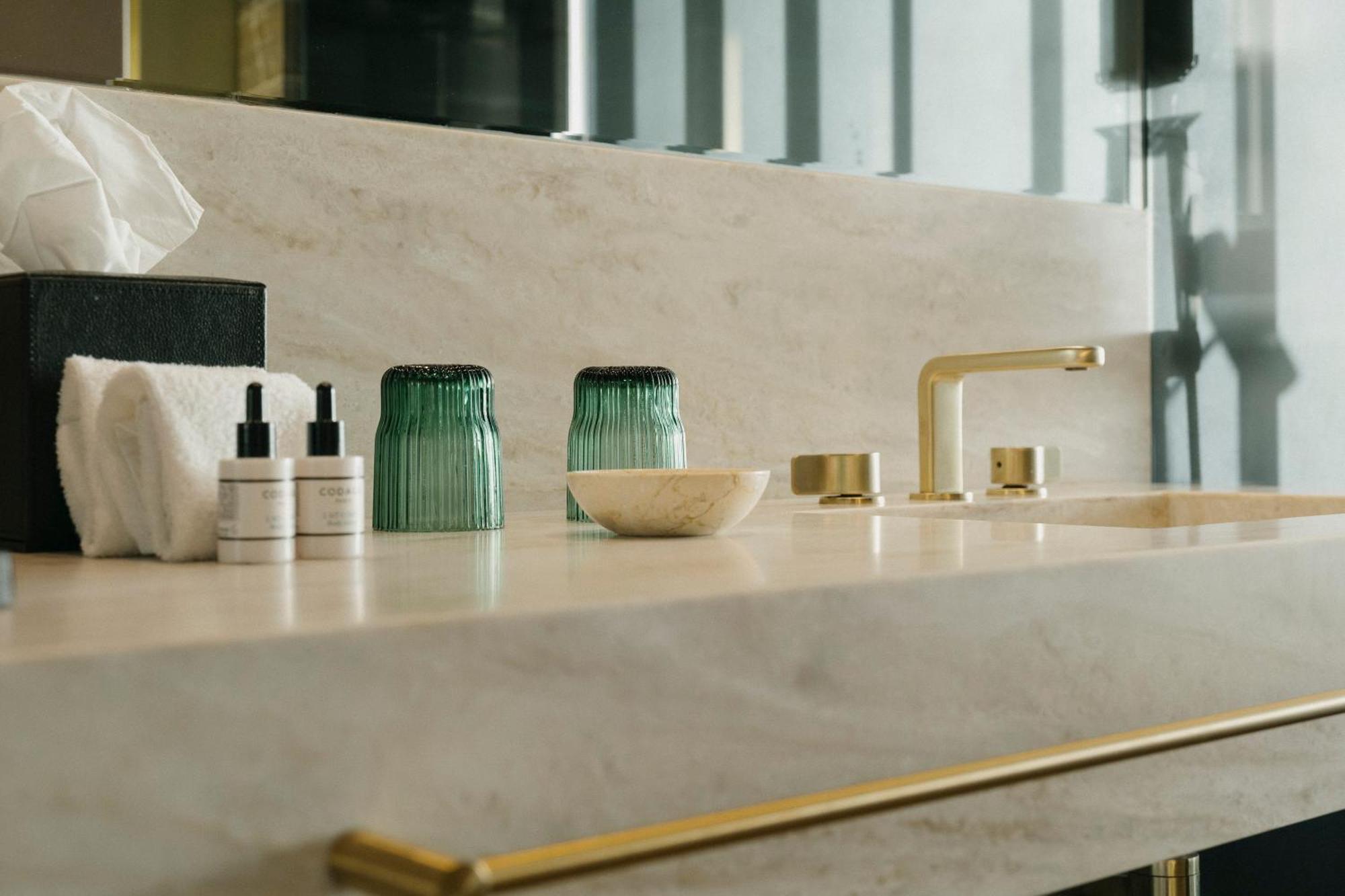 Vila Foz Hotel & Spa - Member Of Design Hotels Porto Kültér fotó Bathroom fixtures