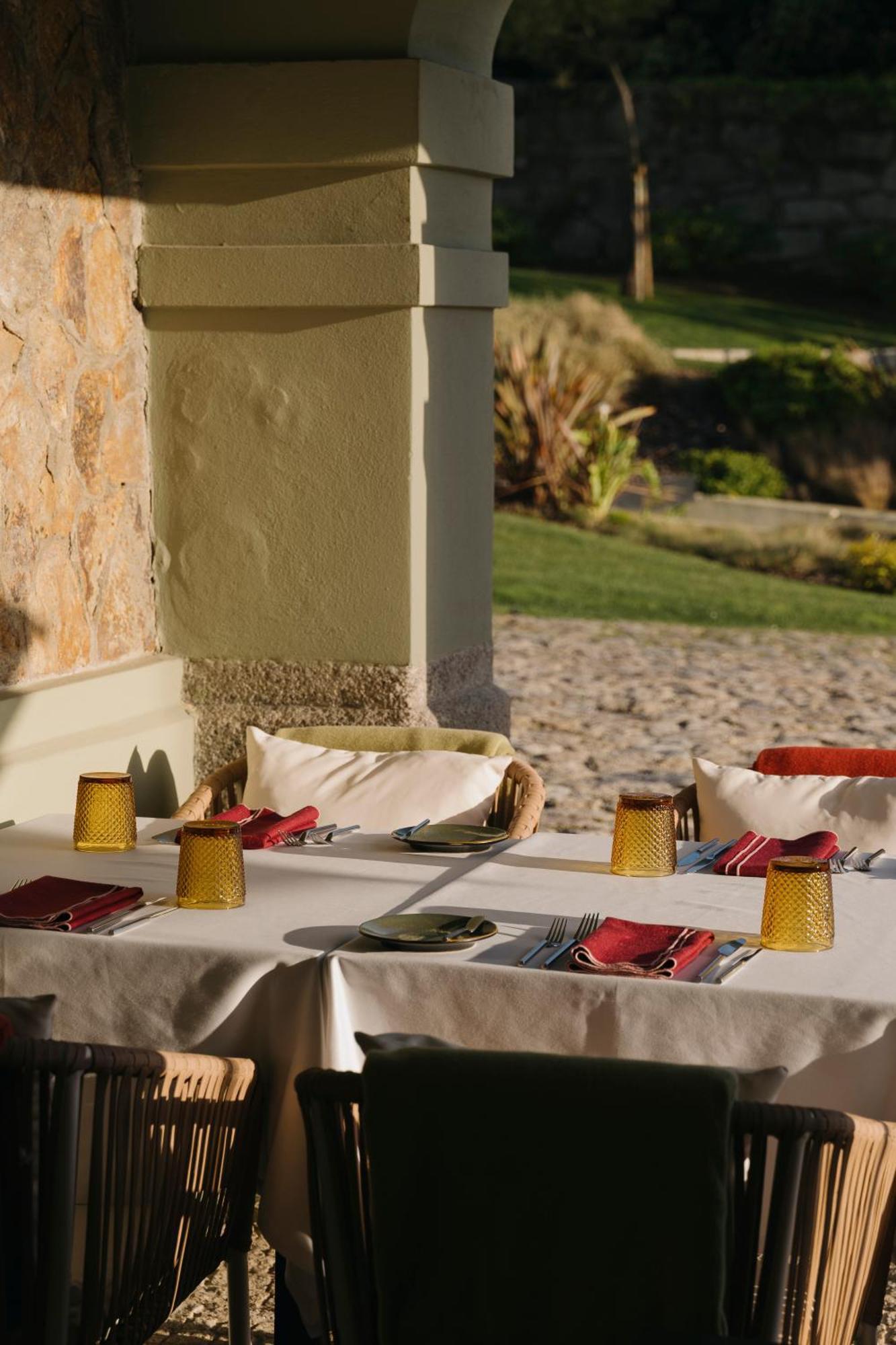 Vila Foz Hotel & Spa - Member Of Design Hotels Porto Kültér fotó A table set for dinner